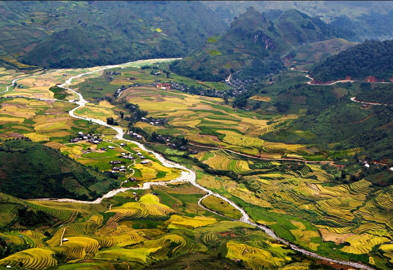 Vẻ đẹp của những thửa ruộng bậc thang Mường Hum vào mùa lúa chín