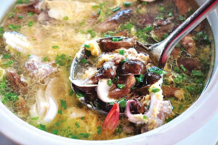 Món canh nấm tràm Phú Quốc có vị đắng thanh thang, ngọt hậu vô cùng độc đáo