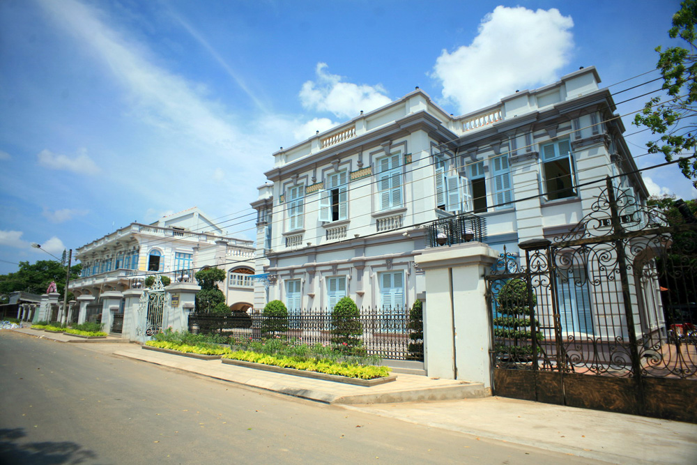 Khung cảnh bên ngoài ngôi nhà của công tử Bạc Liêu nức tiếng
