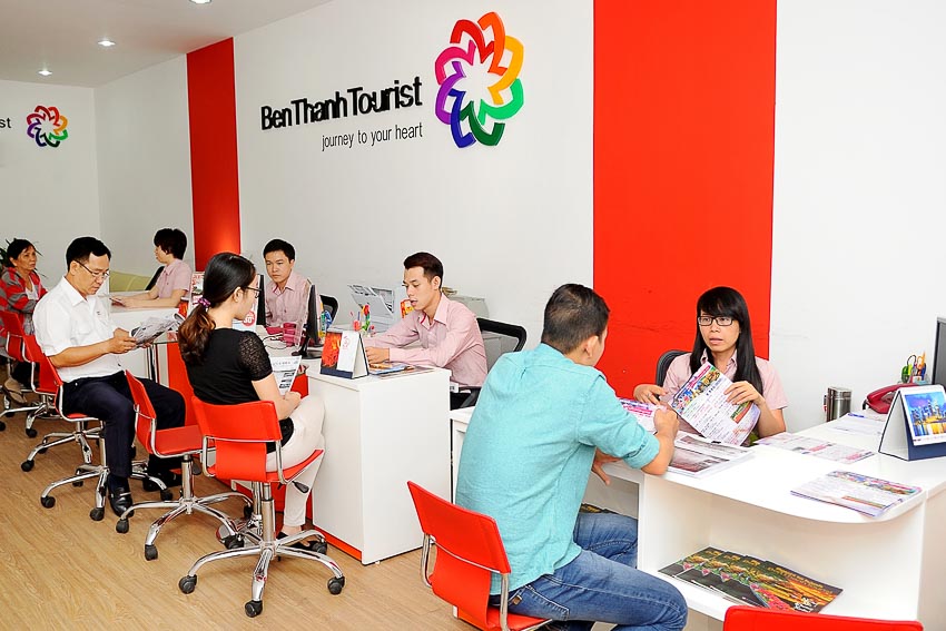 Nhân viên Benthanh Tourist đang tư vấn khách hàng