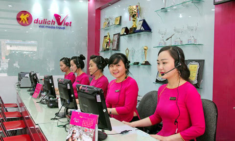 Nhân viên Du Lịch Việt đang tư vấn khách hàng
