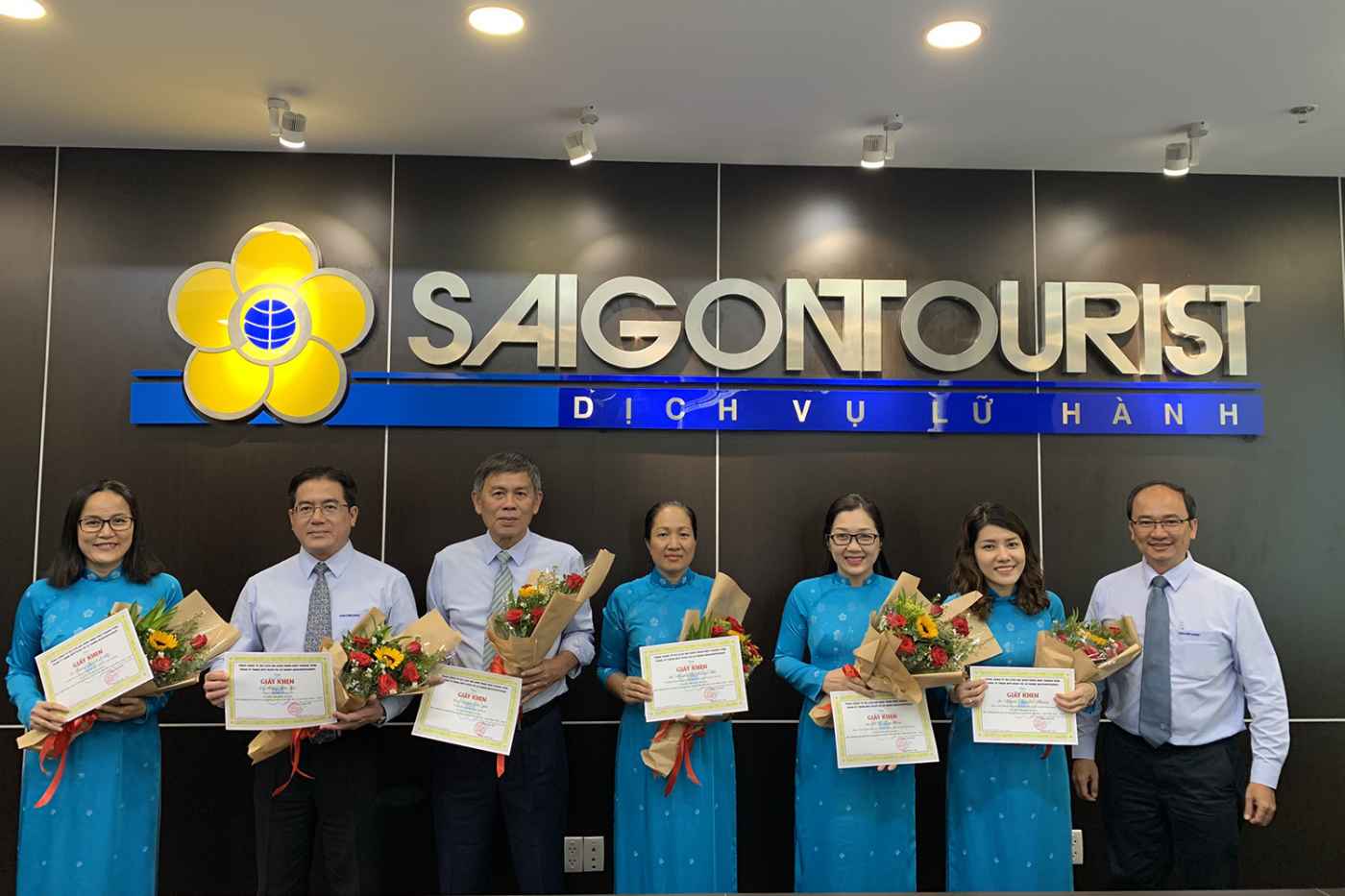 Nhân viên Saigontourist đang tư vấn khách hàng