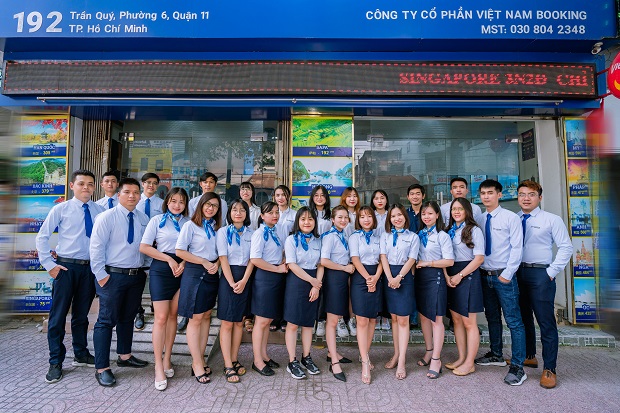 Nhân viên Vietnam Booking đang tư vấn khách hàng