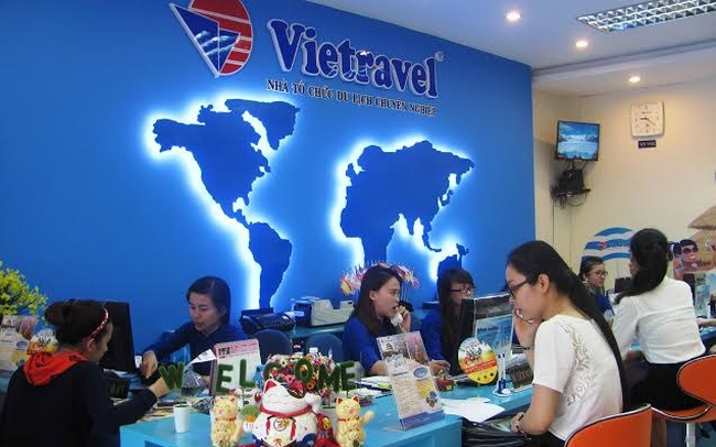 Nhân viên Vietravel đang tư vấn khách hàng