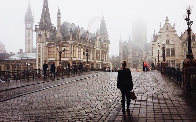 Quảng trường Grand Place ở Brussels vào mùa hè