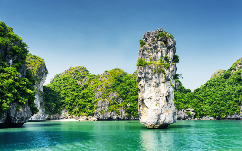 Vẻ đẹp của núi non hùng vĩ trên Vịnh Hạ Long