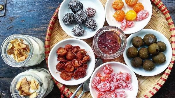 Ô mai Hàng Đường là một trong những món ăn vặt khá nổi tiếng ở Hà Nội