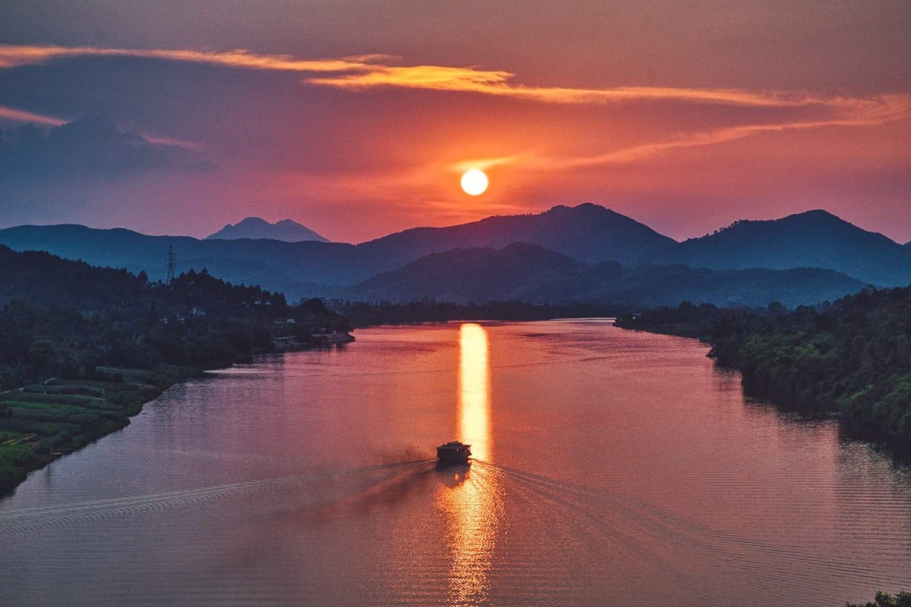 Hoàng hôn trên sông Hương, Huế
