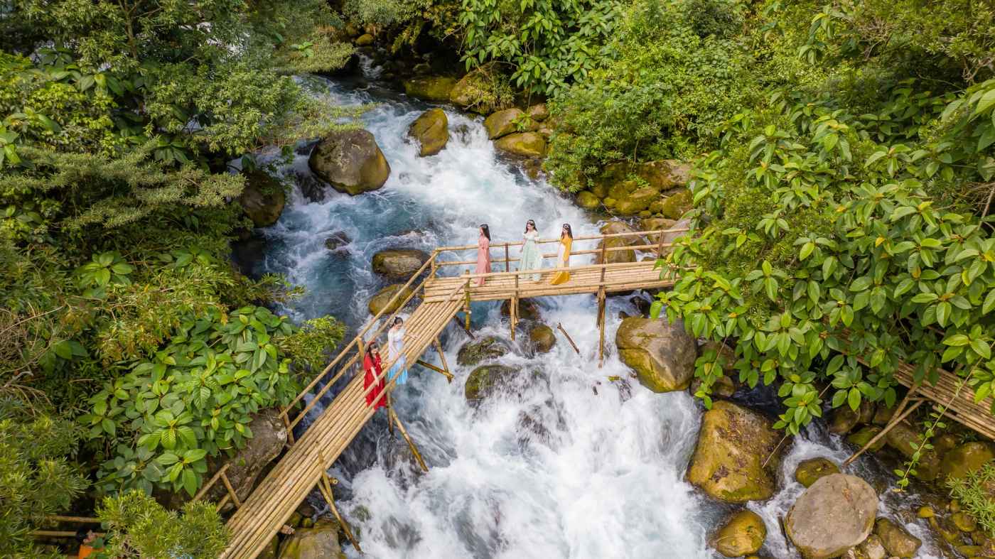 Suối Nước Moọc xanh mát