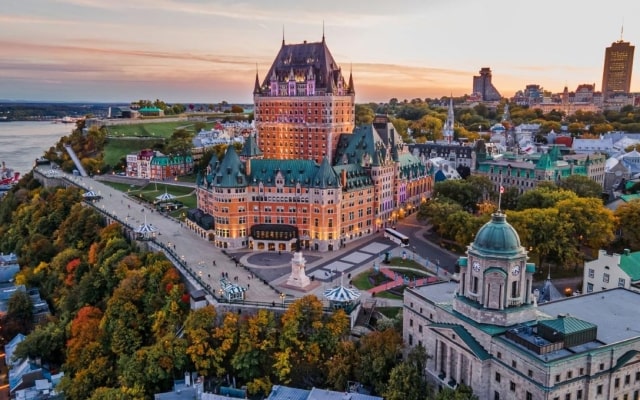 Phong cảnh Montreal mùa thu với lá vàng và đỏ rực rỡ