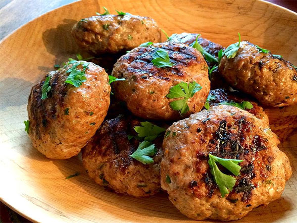 Thịt viên Frikadeller được làm từ hỗn hợp thịt và hành tây