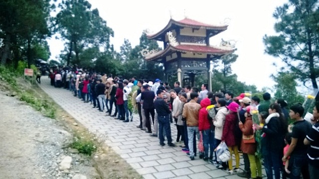 Hàng ngàn người nối tiếp nhau để viếng mộ Đại tướng Võ Nguyên Giáp
