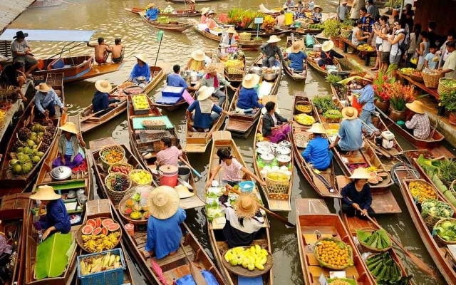 Thưởng thức ẩm thực đa dạng tại chợ nổi Pattaya