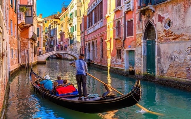 Thưởng thức tiếng hát của người chèo thuyền gondola trên kênh Venice