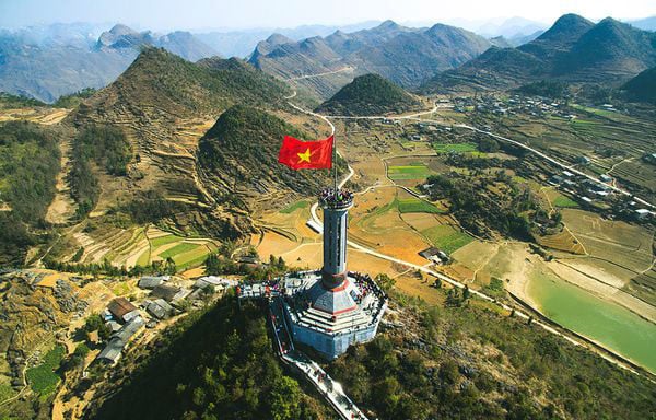 Cột cờ Lũng Cú sừng sững trên đỉnh núi Rồng