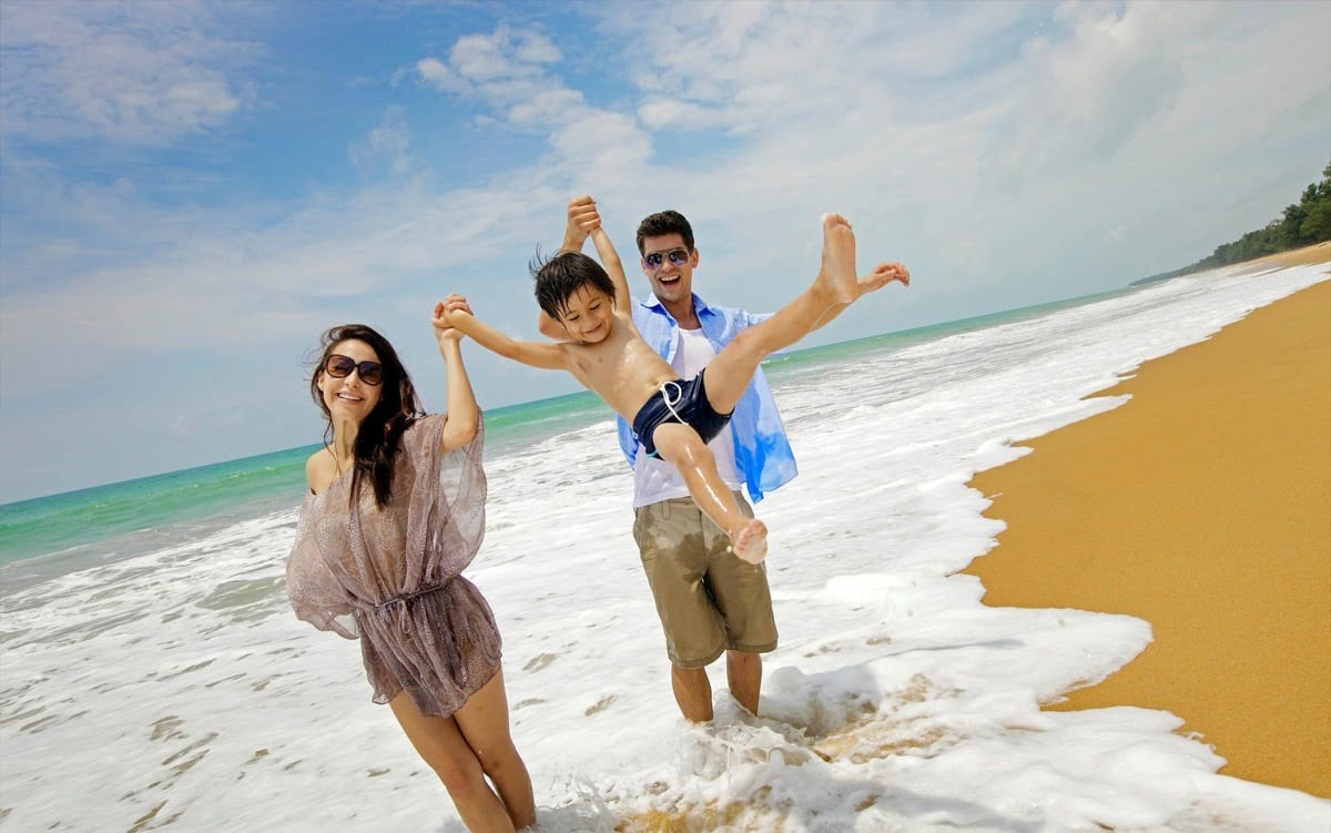 Gia đình vui vẻ trên bãi biển mùa hè