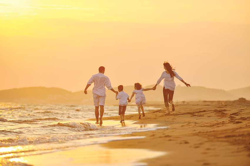 Gia đình vui chơi cùng nhau trên bãi biển