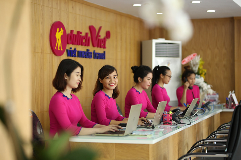 Du khách tìm kiếm tour du lịch hè giá hấp dẫn