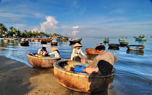 Trải nghiệm đi thuyền thúng tại làng chài Mũi Né