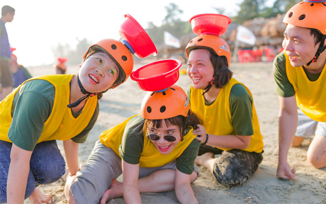 Trò chơi Truyền nước trong team Building ngoài trời