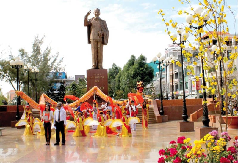 tượng đài chủ tịch Hồ Chí Minh