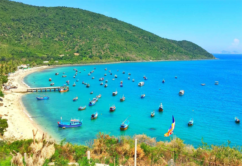 Toàn cảnh Vịnh Vân Phong với bãi biển hoang sơ và làn nước xanh ngắt