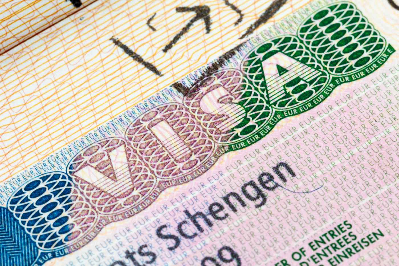 Người đang xem xét hồ sơ xin visa Schengen