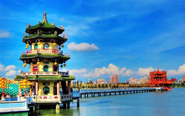 Tham quan cảnh đẹp Xuân Thu Các trên hồ Sen